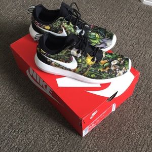 Nike Floral Print Roshe Run size 6.5 with box